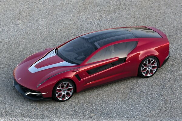 Giugiaro brivido rojo oscuro en la carretera