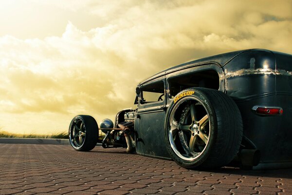 Viejo coche Ford Rusty. contra el cielo