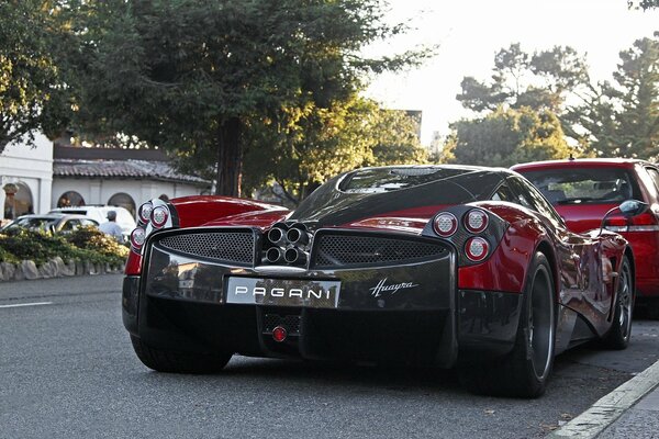 Pagani en los suburbios en la calle. Vista posterior