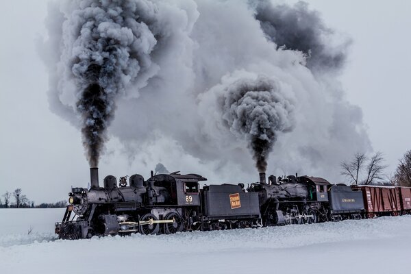 De las tuberías del tren humo negro en invierno