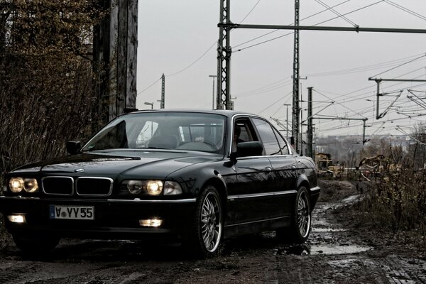 BMW E38 Boomer en un camino de tierra