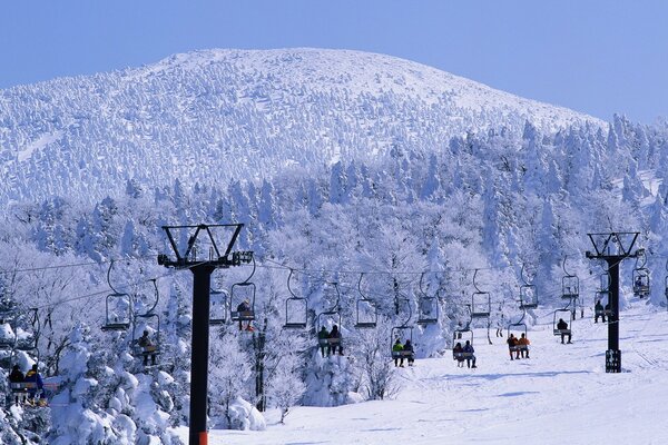 Winter im Skigebiet und Menschen auf dem Skilift