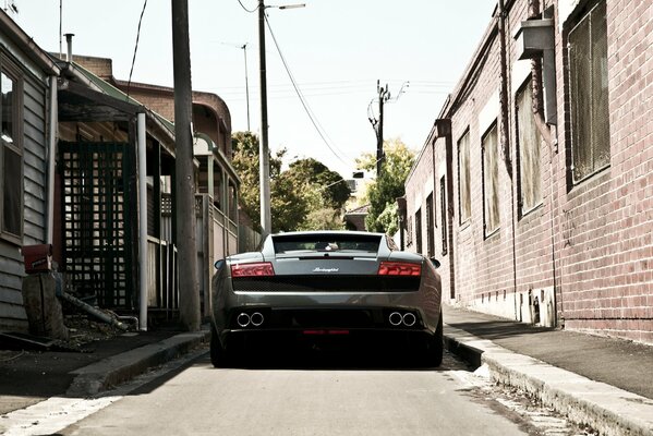 L arrière de Lamborghini debout dans la ruelle