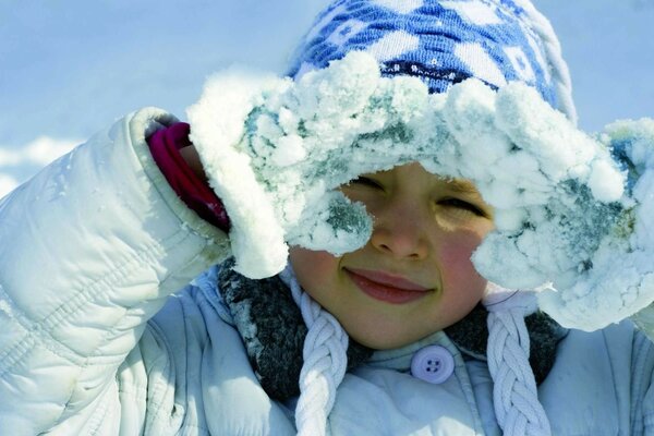 Winter. Kind. Handschuhe im Schnee