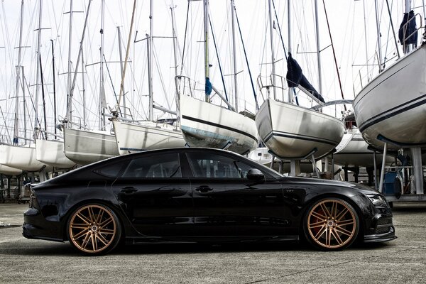 Coche negro con ruedas de colores