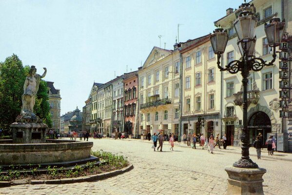 Lviv-Platz mit historischen Häusern