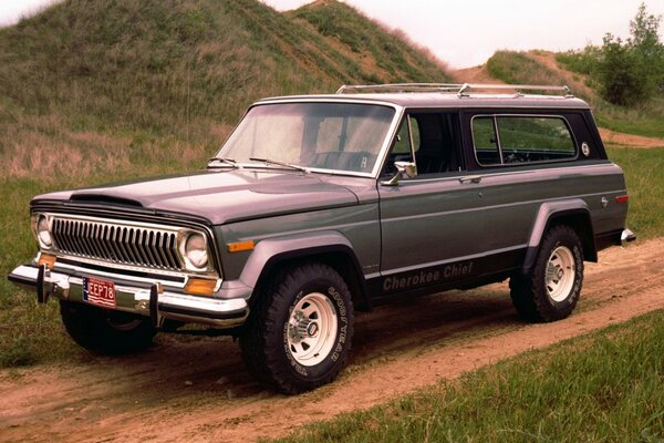 Jeep Cherokee 1976 sur fond de collines