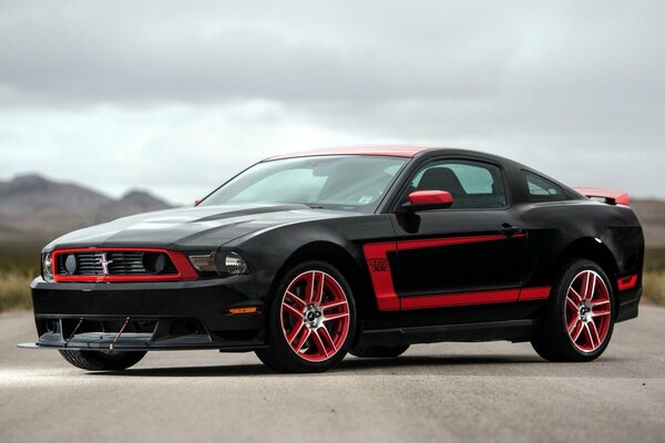 Coche de culto Ford Mustang, velocidad y comodidad en cualquier carretera