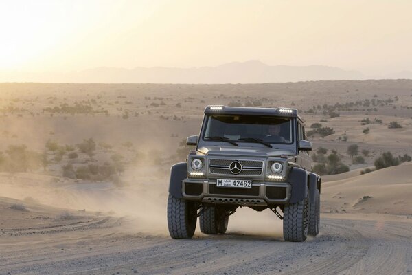 Mercedes-Gelik-Auto mit großen Rädern