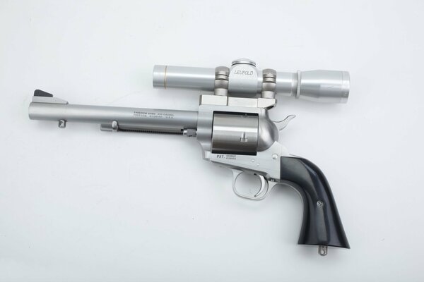 Revolver mit langem Visier und Trommel