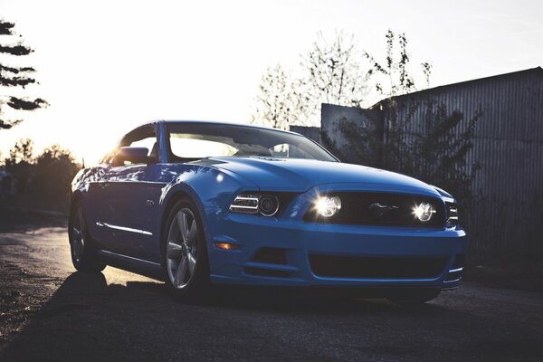 Mustang azul por la noche