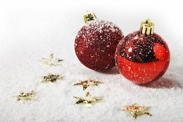 Boules de Noël rouges sur la neige