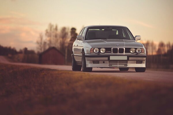 BMW E34 alpina na wiejskiej drodze