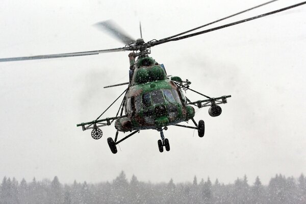 Vuelo del helicóptero mi 8 sobre Ucrania