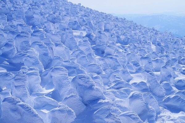 Schnee-Felsbrocken großflächiges Bild