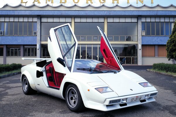 Biały Lamborghini countach lp5000 sek. Lamborghini z otwartymi drzwiami