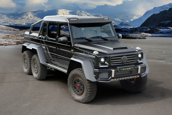 Mercedes se encuentra en el fondo de las montañas sobre el asfalto