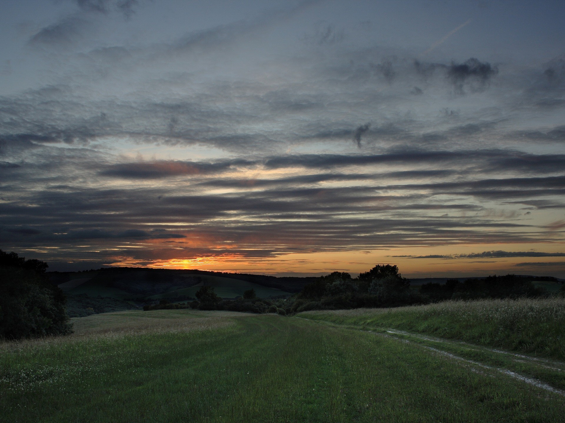 tramonto nuvole erba strada colline