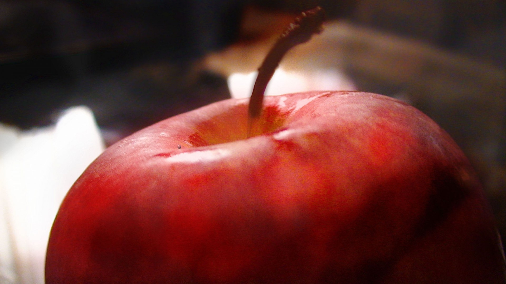 Яблоки красная луна. Суйменкул Чокморов красное яблоко. Злое яблоко. Обои на рабочий стол красное яблоко. Некрасивое красное яблоко.