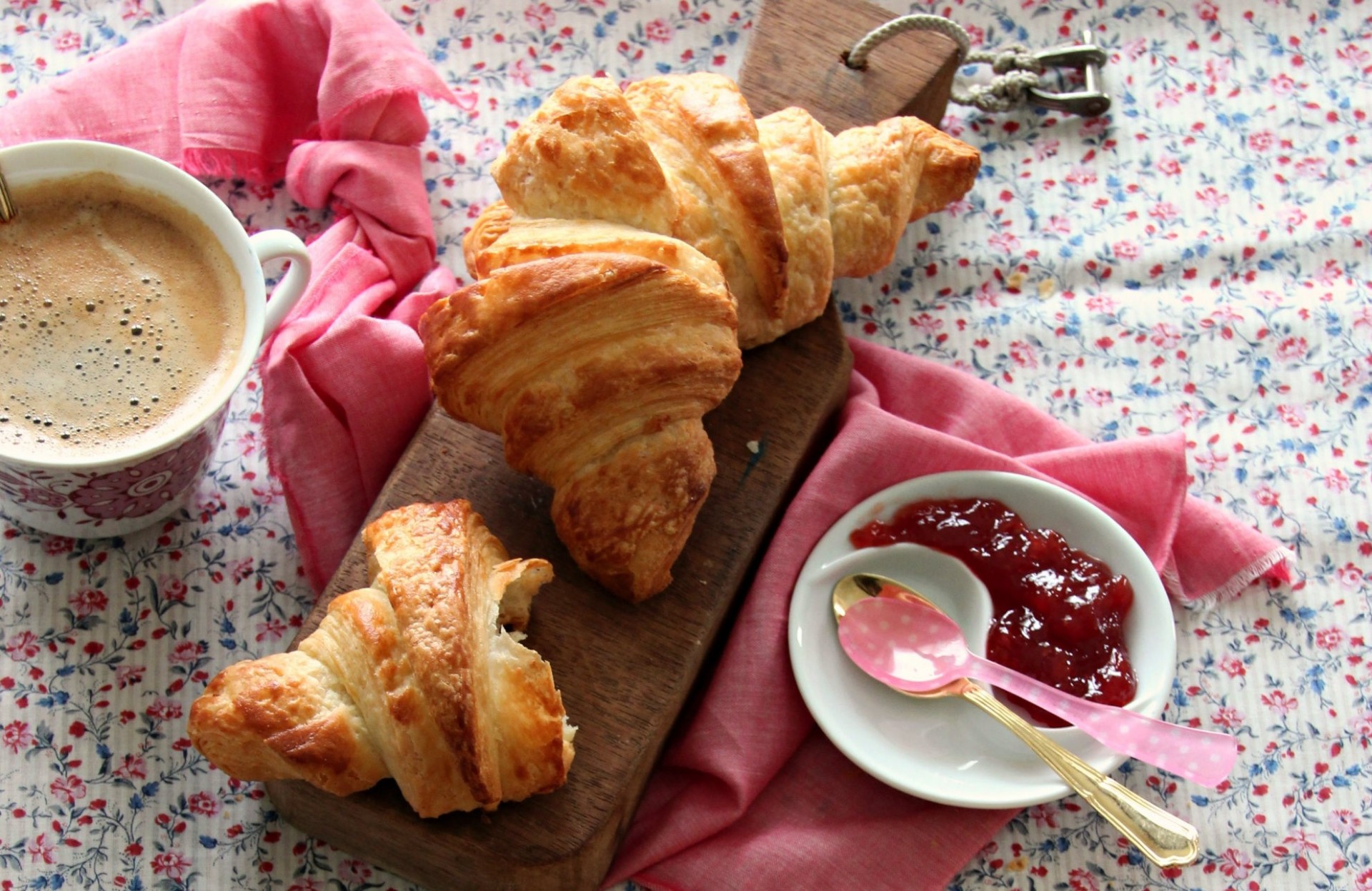 frühstück kaffee croissant essen tasse