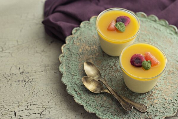 Due dessert con frutta sul tavolo