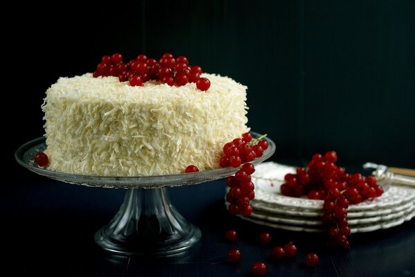 Pastel de grosella roja en el soporte