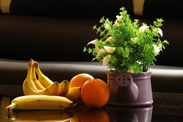 Frutta, fiore nel vaso originale