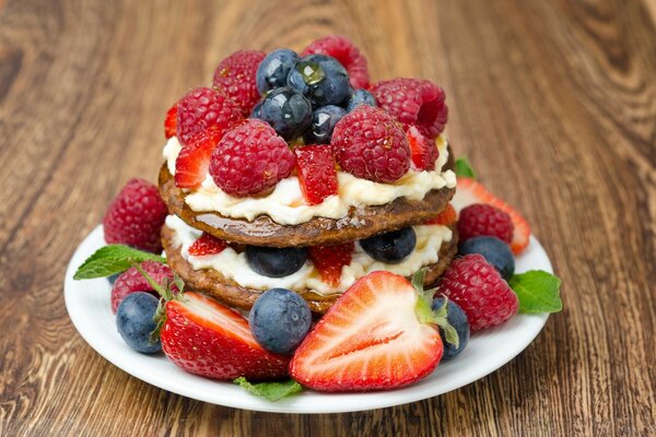 Deliziosa torta con fragole, lamponi e mirtilli