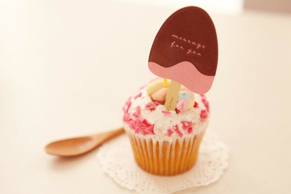 Cupcake mit Aufschrift auf einer Serviette mit Spitze