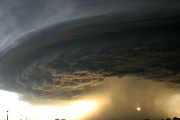 Tempesta e uragano vicino alla strada