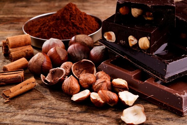 Assortiment de chocolat à la cannelle et aux noix