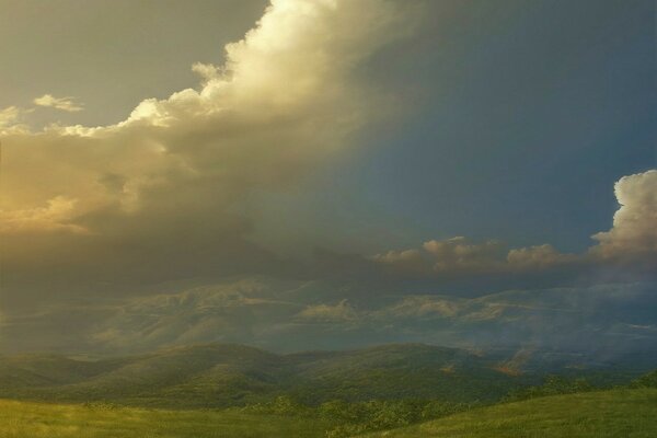 Nuages luxuriants parmi les collines verdoyantes