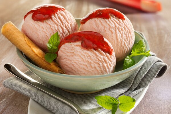 Boules de crème glacée avec confiture et tube de gaufre