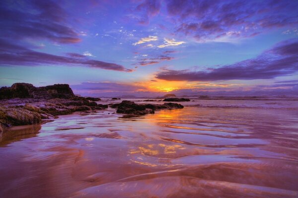 Amanecer. Nubes flotando sobre la costa