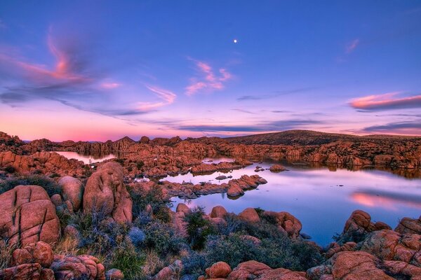 Lac coucher de soleil pierres plantes