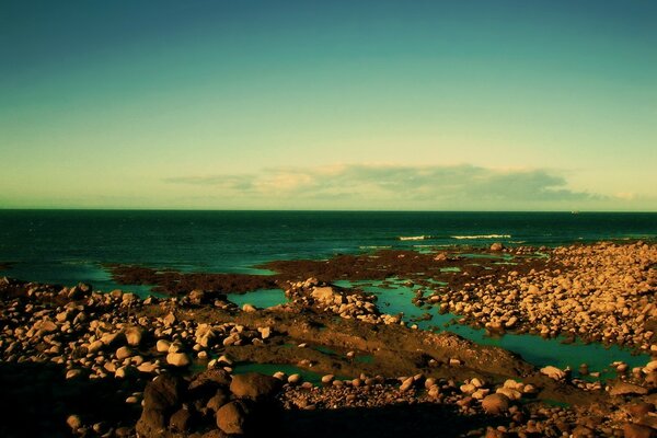 Oceano con rocce sulla riva