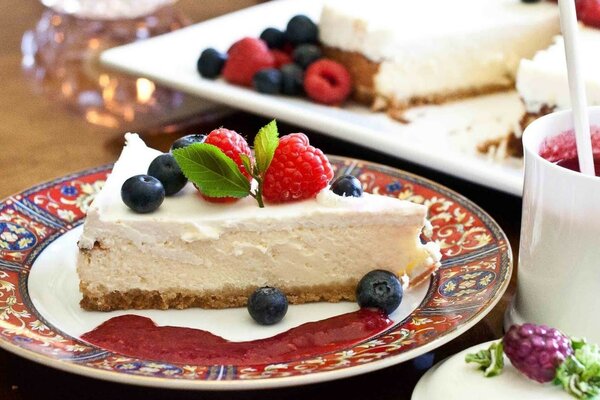 Gâteau au fromage sur une assiette avec des baies