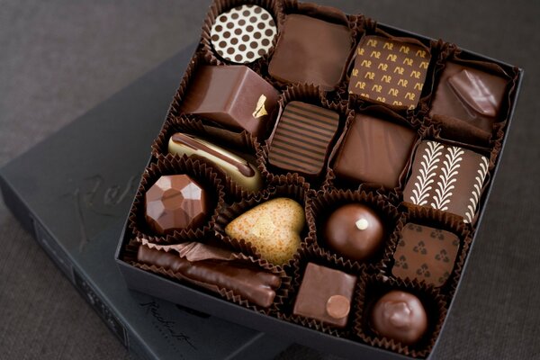 Caja de dulces de chocolate en glaseado