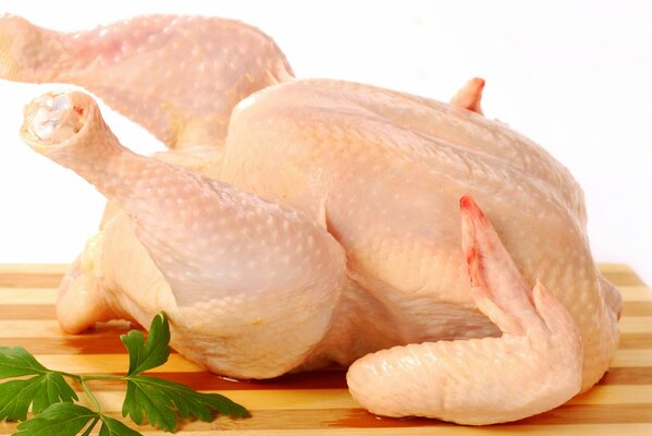 Carcasse de poulet frais sur une planche à découper