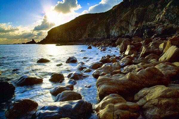Каменный берег освещенный ярким солнцем