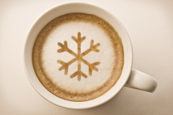 Heiße Schneeflocke in kaltem Kaffee