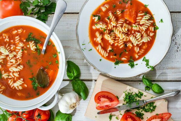 Sopa de tomate con pasta