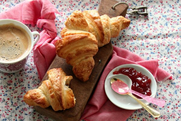 Croissant fresco y café para el Desayuno