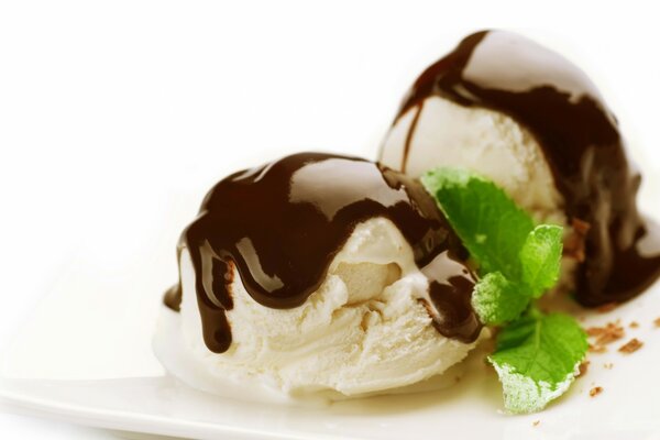 Vanilla ice cream, chocolate and mint