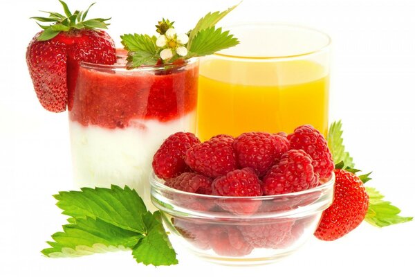 Leichtes Dessert mit Erdbeeren und Himbeeren mit Orangenfrisch