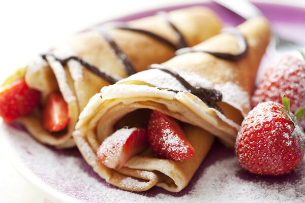 Pfannkuchen mit Erdbeeren in Schokolade