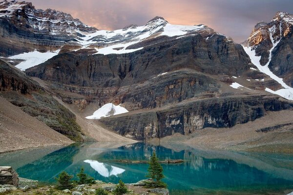 Montañas nevadas con lago transparente