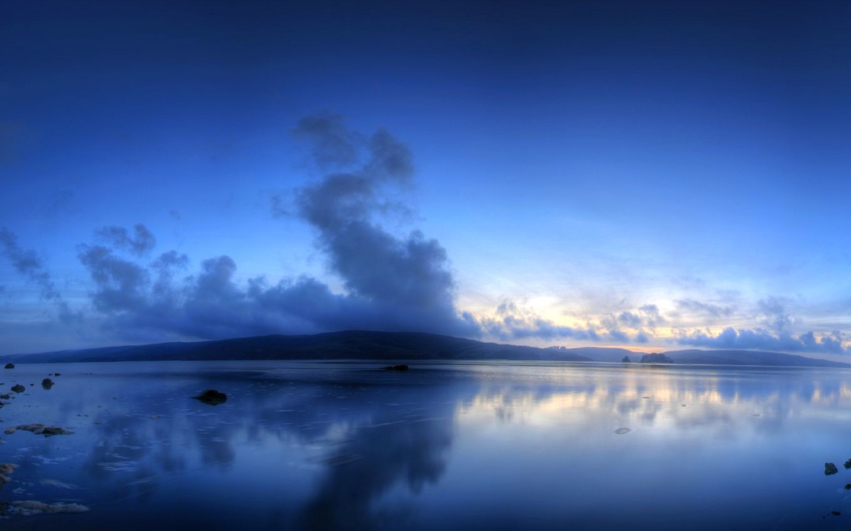 lago nuvole blu colline