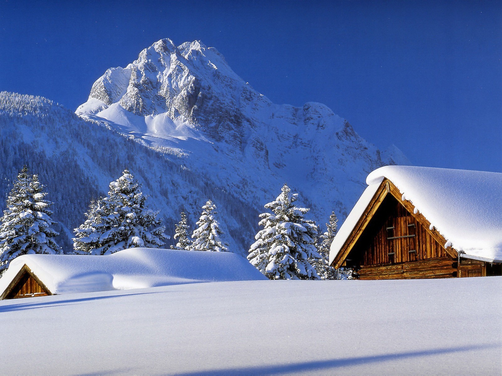 montagnes hiver neige maisons toits