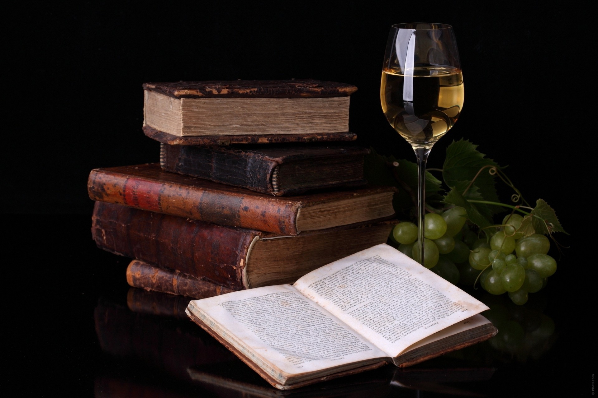 reflexion nahrung für den geist trauben glas wein bücher